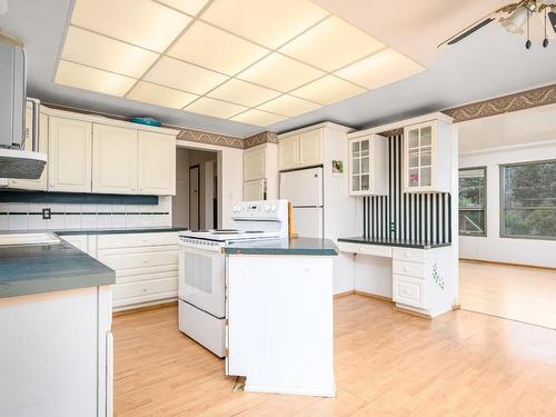 11901 Kalamalka Road, Coldstream, BC - Indoor Photo Showing Kitchen