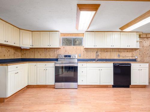 11901 Kalamalka Road, Coldstream, BC - Indoor Photo Showing Kitchen