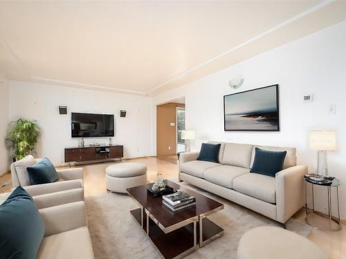 11901 Kalamalka Road, Coldstream, BC - Indoor Photo Showing Living Room