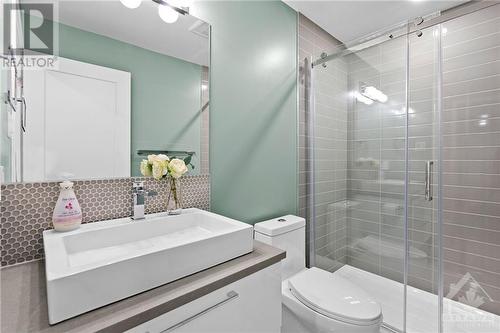 623 Westview Avenue Unit#B, Ottawa, ON - Indoor Photo Showing Bathroom
