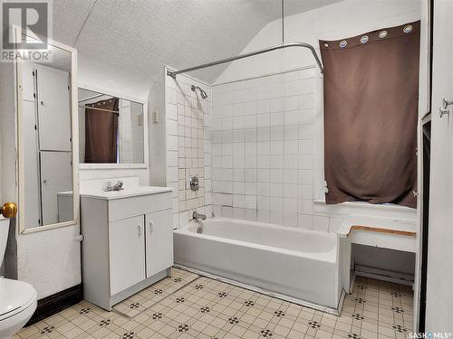 1522 E Avenue N, Saskatoon, SK - Indoor Photo Showing Bathroom
