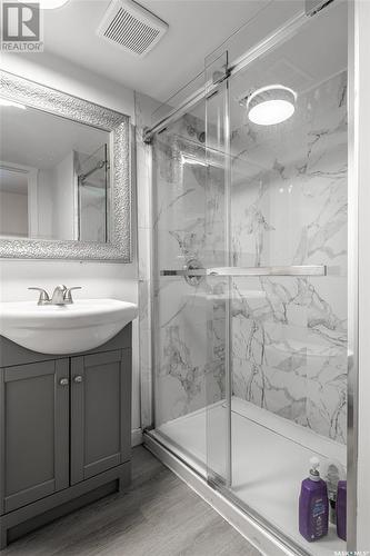 806 5Th Street E, Saskatoon, SK - Indoor Photo Showing Bathroom