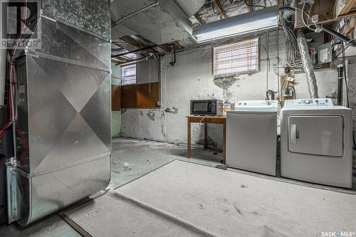 806 5Th Street E, Saskatoon, SK - Indoor Photo Showing Laundry Room