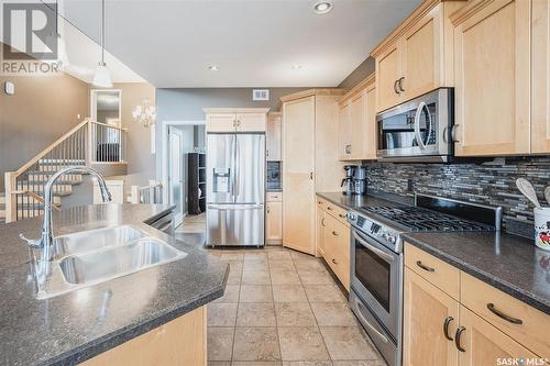 219 Fawcett Crescent, Saskatoon, SK - Indoor Photo Showing Kitchen With Stainless Steel Kitchen With Double Sink With Upgraded Kitchen