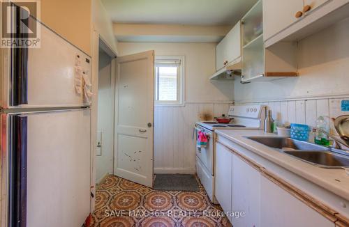 6 Hampton St, Brantford, ON - Indoor Photo Showing Kitchen With Double Sink