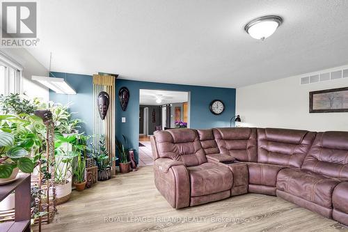 23722 Old Airport Rd, Southwest Middlesex, ON - Indoor Photo Showing Living Room