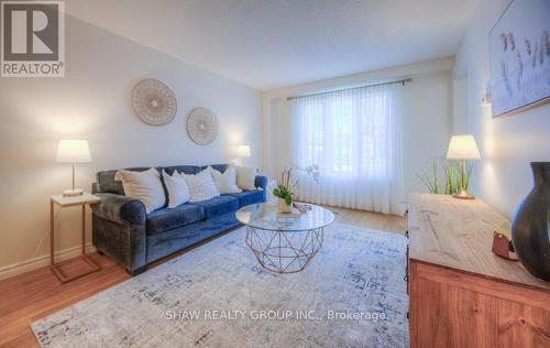 352 Coxe Boulevard, Milton, ON - Indoor Photo Showing Living Room