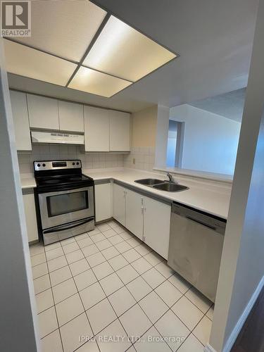 #711 -335 Webb Dr, Mississauga, ON - Indoor Photo Showing Kitchen With Double Sink