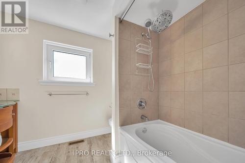 41 Bowshelm Crt, Mississauga, ON - Indoor Photo Showing Bathroom