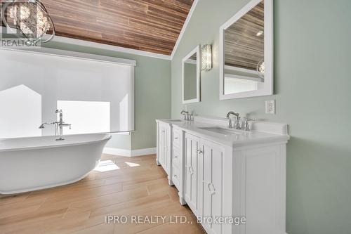 41 Bowshelm Crt, Mississauga, ON - Indoor Photo Showing Bathroom