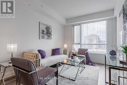 514 - 2800 Keele Street, Toronto (Downsview-Roding-Cfb), ON - Indoor Photo Showing Living Room