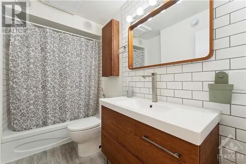 10 Cassidy Road, Ottawa, ON - Indoor Photo Showing Bathroom