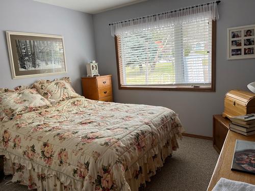 4887 Glen Eagle Drive, Fairmont Hot Springs, BC - Indoor Photo Showing Bedroom