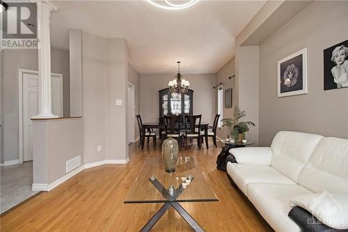 102 Stoneway Drive, Ottawa, ON - Indoor Photo Showing Living Room