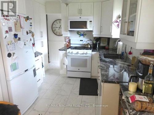 740 Ferndale Avenue, Fort Erie, ON - Indoor Photo Showing Kitchen