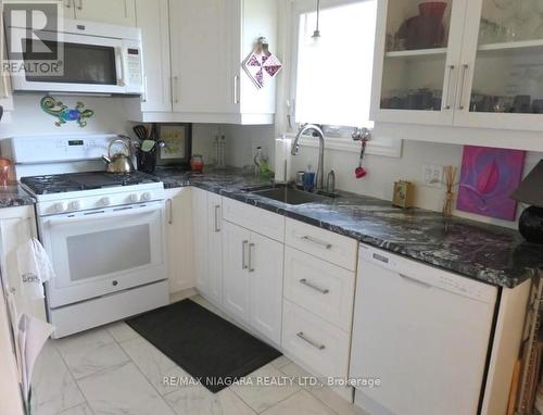 740 Ferndale Avenue, Fort Erie, ON - Indoor Photo Showing Kitchen