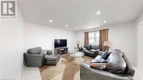 103 Dufferin Avenue Avenue, Central Elgin, ON - Indoor Photo Showing Living Room