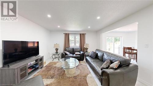 103 Dufferin Avenue Avenue, Central Elgin, ON - Indoor Photo Showing Living Room