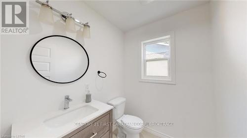 103 Dufferin Avenue Avenue, Central Elgin, ON - Indoor Photo Showing Bathroom
