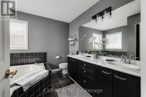483 Saginaw Pkwy, Cambridge, ON - Indoor Photo Showing Bathroom