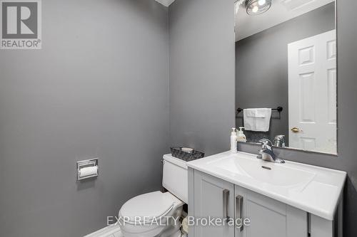 483 Saginaw Pkwy, Cambridge, ON - Indoor Photo Showing Bathroom