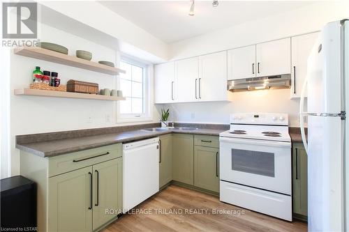#7 -1399 Commissioners Rd W, London, ON - Indoor Photo Showing Kitchen