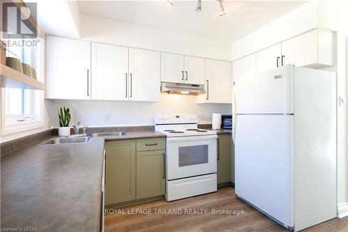 #7 -1399 Commissioners Rd W, London, ON - Indoor Photo Showing Kitchen With Double Sink