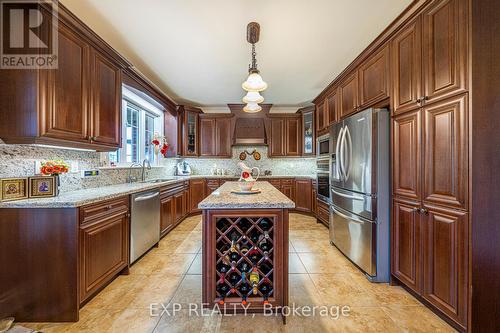 18 Wolford Crt, Georgina, ON - Indoor Photo Showing Kitchen With Double Sink
