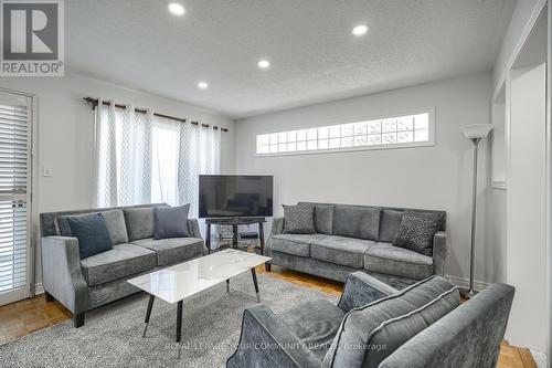 73 Widdifield Ave, Newmarket, ON - Indoor Photo Showing Living Room