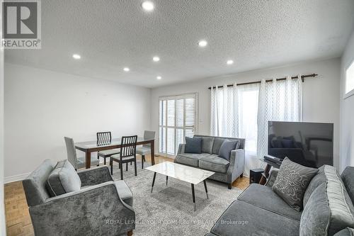 73 Widdifield Ave, Newmarket, ON - Indoor Photo Showing Living Room