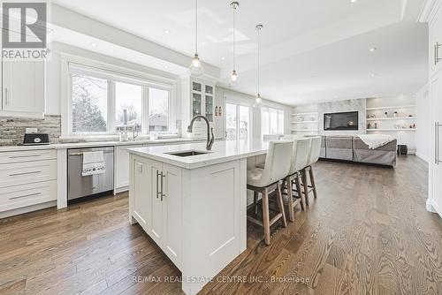 600 Maplehurst Ave, Oakville, ON - Indoor Photo Showing Kitchen With Upgraded Kitchen