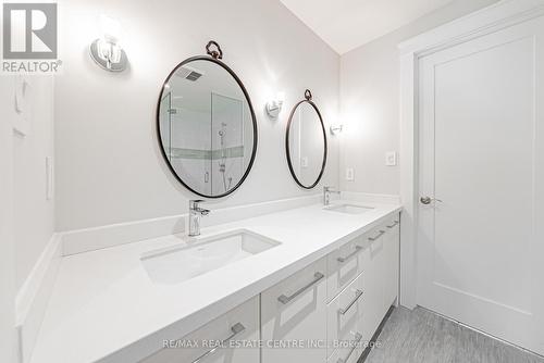 600 Maplehurst Ave, Oakville, ON - Indoor Photo Showing Bathroom