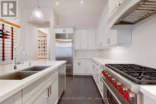 70 Threshing Mill Blvd, Oakville, ON - Indoor Photo Showing Kitchen With Double Sink With Upgraded Kitchen