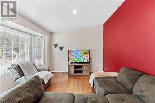1607 Witt Road, Pembroke, ON - Indoor Photo Showing Living Room