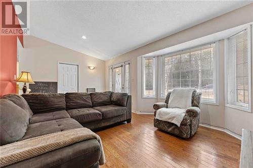 1607 Witt Road, Pembroke, ON - Indoor Photo Showing Living Room