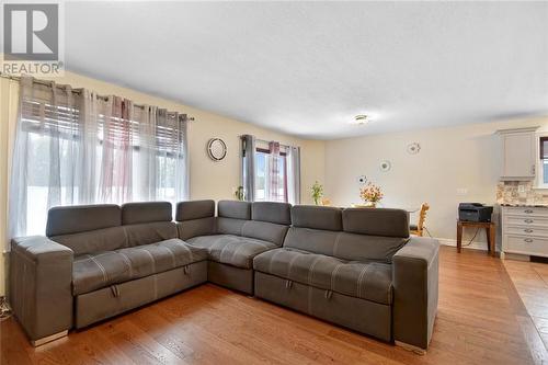 1039 Fitzsimmons Drive, Brockville, ON - Indoor Photo Showing Living Room