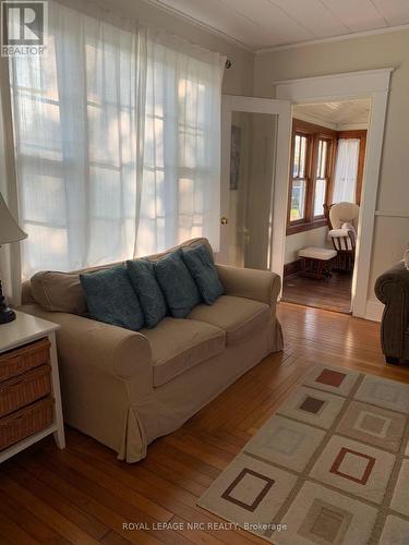 422 Cambridge Road W, Fort Erie, ON - Indoor Photo Showing Living Room