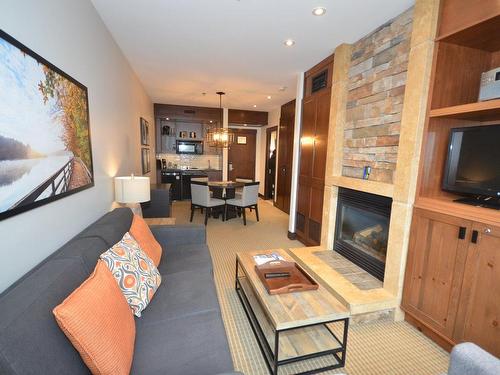 Salon - 319-150 Ch. Du Curé-Deslauriers, Mont-Tremblant, QC - Indoor Photo Showing Living Room With Fireplace