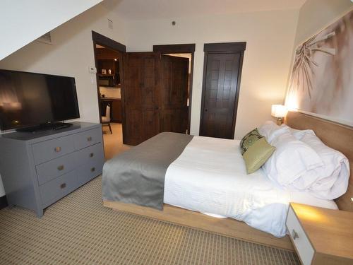 Chambre Ã Â coucher - 319-150 Ch. Du Curé-Deslauriers, Mont-Tremblant, QC - Indoor Photo Showing Bedroom