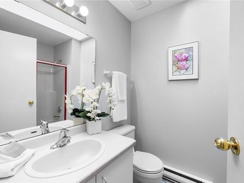 669 Doehle Ave, Parksville, BC - Indoor Photo Showing Bathroom