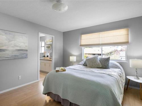 669 Doehle Ave, Parksville, BC - Indoor Photo Showing Bedroom