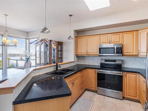 519 Davis Rd, Ladysmith, BC - Indoor Photo Showing Kitchen With Double Sink