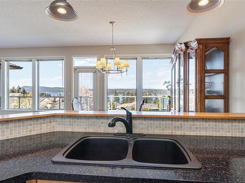 519 Davis Rd, Ladysmith, BC - Indoor Photo Showing Kitchen With Double Sink