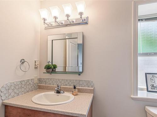 519 Davis Rd, Ladysmith, BC - Indoor Photo Showing Bathroom