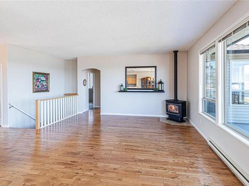 519 Davis Rd, Ladysmith, BC - Indoor Photo Showing Living Room With Fireplace