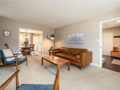 6524 Dover Rd, Nanaimo, BC - Indoor Photo Showing Living Room