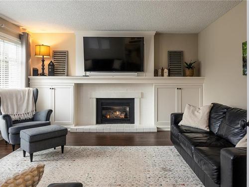 6524 Dover Rd, Nanaimo, BC - Indoor Photo Showing Living Room With Fireplace