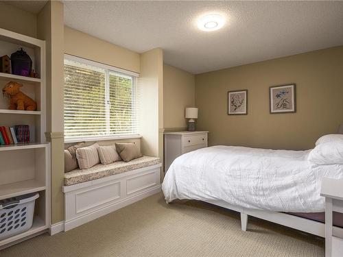 6524 Dover Rd, Nanaimo, BC - Indoor Photo Showing Bedroom
