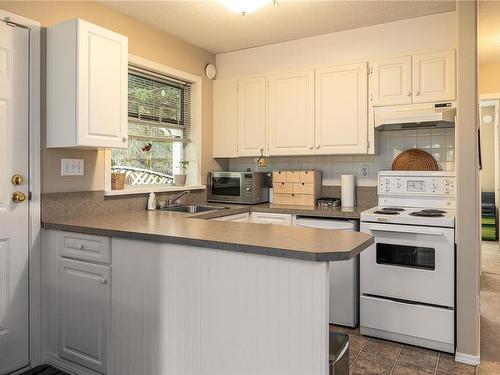 6524 Dover Rd, Nanaimo, BC - Indoor Photo Showing Kitchen