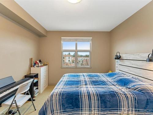 318-1620 Mckenzie Ave, Saanich, BC - Indoor Photo Showing Bedroom